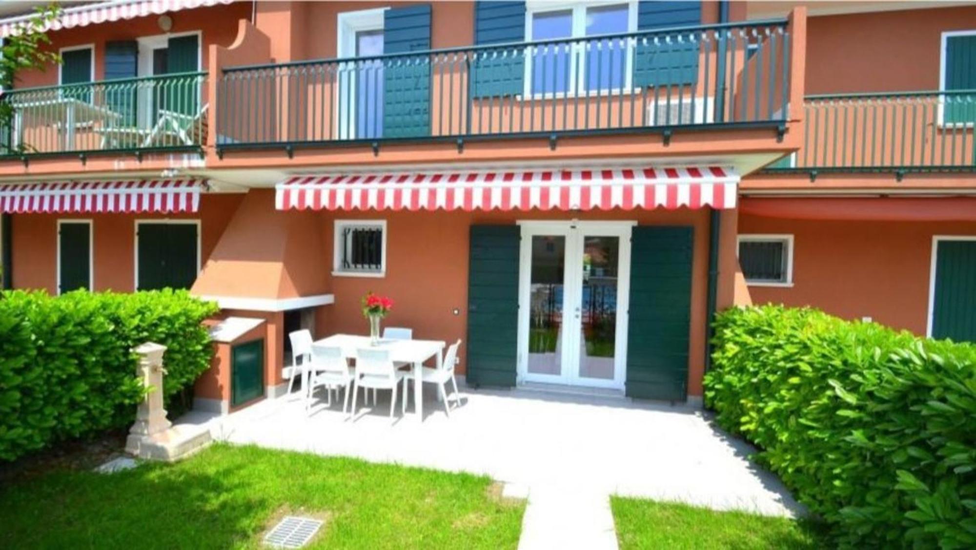 Apartment Terraced House With Swimming Pool