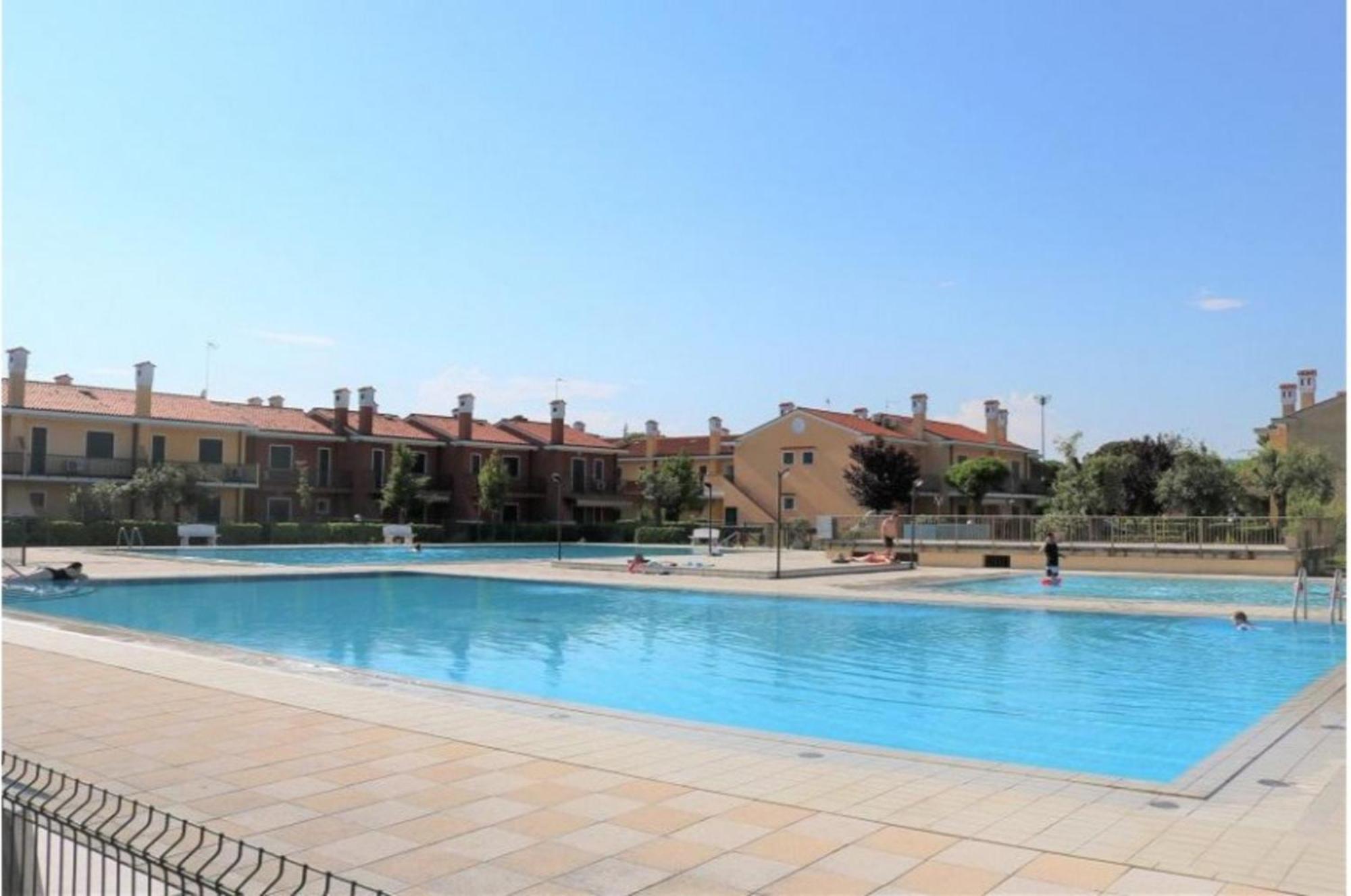 Terraced House With Swimming Pool Apartment
