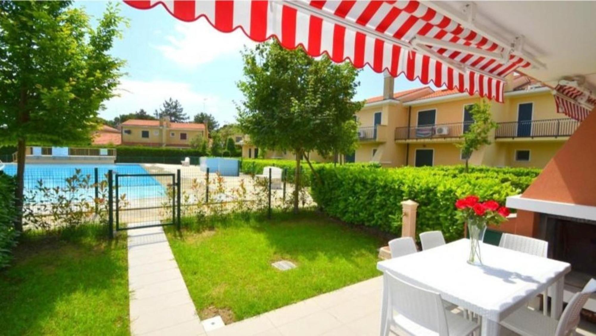Terraced House With Swimming Pool *